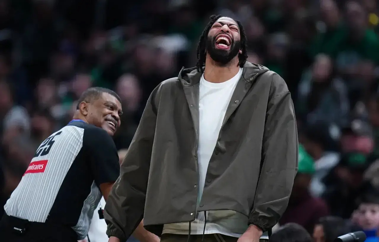 浓眉哥重返赛场,出色防守首场状态出色,阿森纳观众沸腾!观众掌声雷动的简单介绍 浓眉哥重返赛场,出色防守首场状态出色,阿森纳观众沸腾!观众掌声雷动的简单介绍